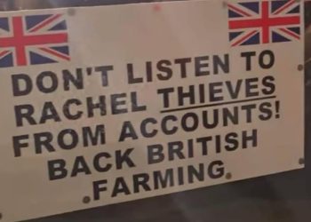 Farmers stage midnight blockade of supermarket depots over pricing pressure