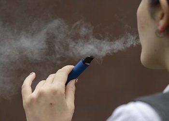 The Effect of Online Sales Bans on E‑Cigarette Use
