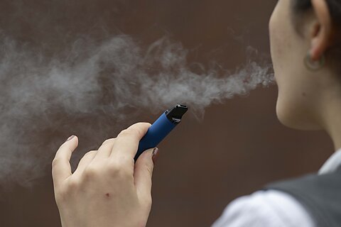 The Effect of Online Sales Bans on E‑Cigarette Use