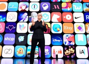 Apple briefly tops $5trn as tech stocks recover from sell-off