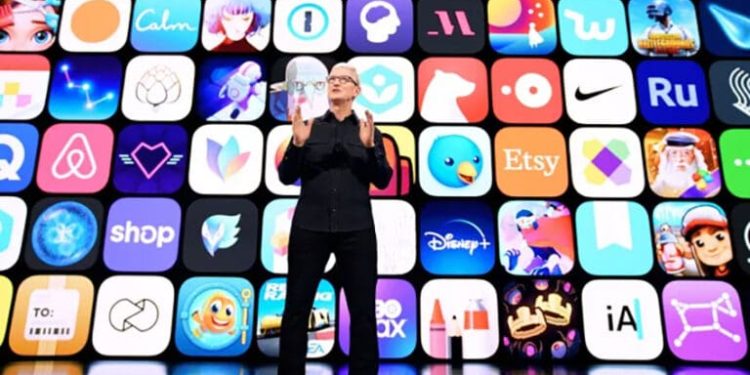 Apple briefly tops $5trn as tech stocks recover from sell-off