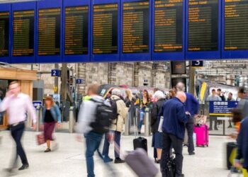 Private sector pay growth slows to 2.8%, a six-year low, ONS says