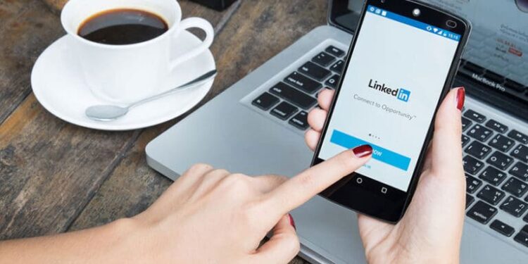 LinkedIn dating: one in four professionals say it is acceptable