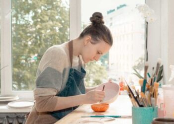 Average UK side hustle brings in £700 a month, new survey shows