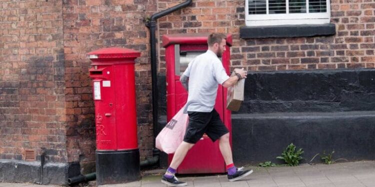 Royal Mail losing almost 400 postmen a week, CWU claims