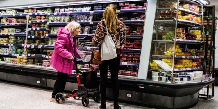 Retail sales fall 0.4 per cent as households cut back on food